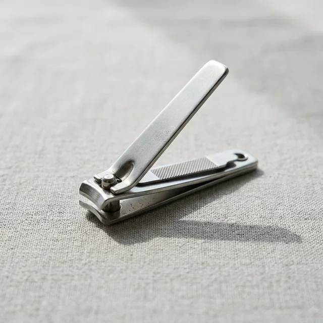 nail clippers (손톱깎이)